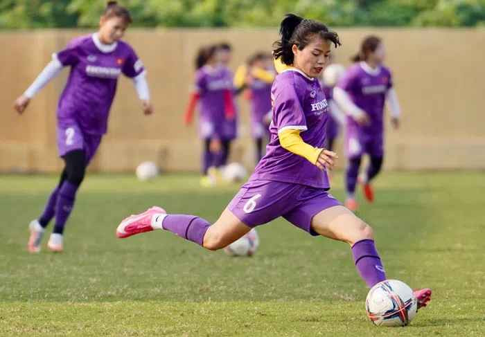 Phạm Hoàng Quỳnh (sinh năm 1992) được gọi lên tuyển nữ Việt Nam năm 2012. Cô cùng đồng đội giành chức vô địch AFF Cup 2012, HCB SEA Games 2013, vào bán kết Asiad 2014, HCĐ AFF Cup 2018.