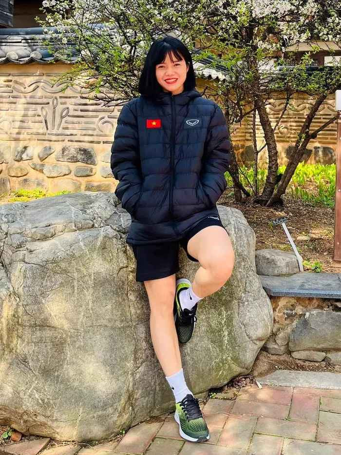 Cuối năm 2018, Hoàng Quỳnh làm đám cưới với cựu tiền vệ U23 Việt Nam Hồ Ngọc Thắng. Sau khi sinh con gái 14 tháng, nữ tiền vệ trở lại thi đấu trong màu áo CLB Phong Phú Hà Nam.