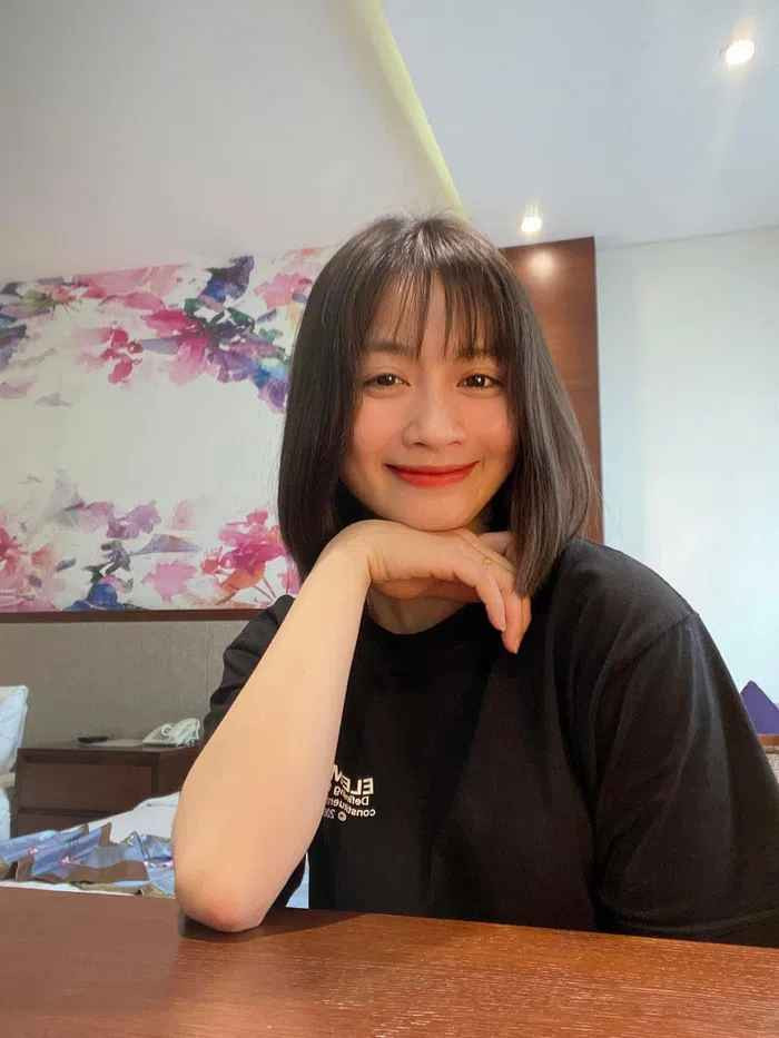 Có chiều cao 1,58 m, gương mặt bầu bĩnh cùng nụ cười khoe răng khểnh duyên dáng, Hoàng Thị Loan thường xuyên được khen ngợi ngoại hình.