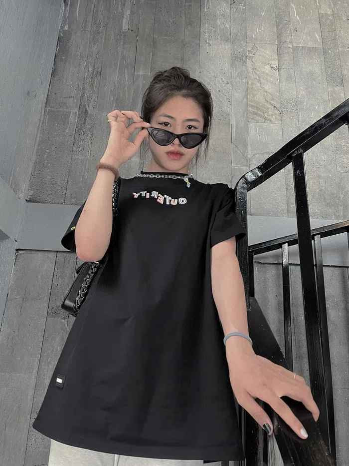 Thanh Nhã đang thi đấu cho CLB nữ Hà Nội I. Gái xinh đội tuyển bóng đá nữ nổi bật nhờ khả năng bứt tốc cao và đột phá trên sân cỏ.