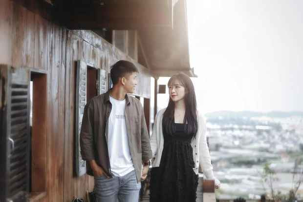 Được biết Văn Đức tìm mua để tặng vợ từ khi dòng điện thoại này mới ra mắt nhưng bây giờ mới về đến tay và đúng dịp 20/10.