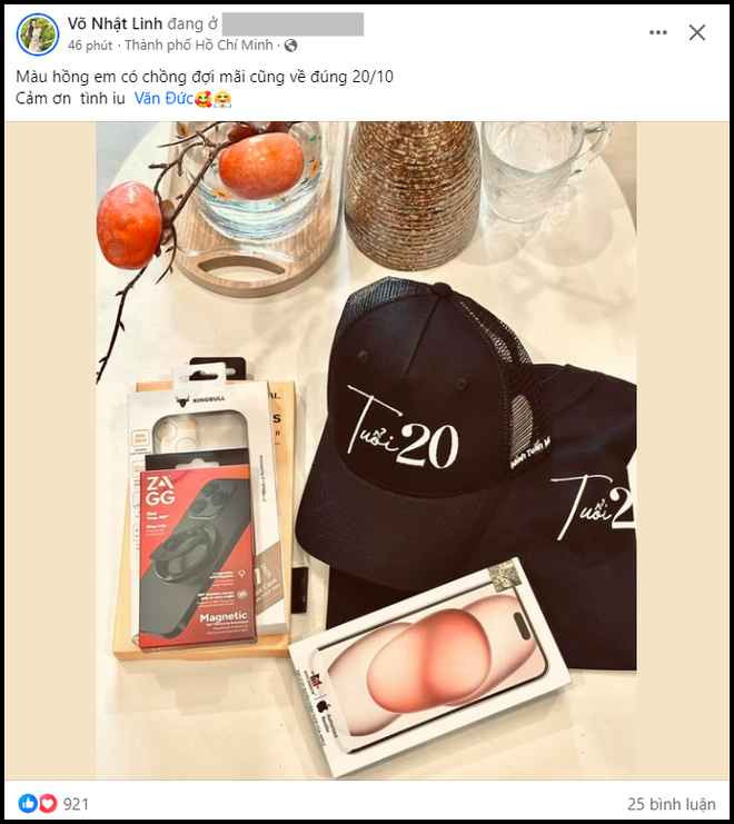 Võ Nhật Linh tiết lộ: “Màu hồng em có chồng đợi mãi cũng về đúng 20/10. Cảm ơn tình yêu Văn Đức”.