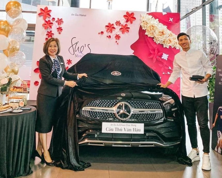 Bên cạnh đó, năm 2020 vừa qua, cầu thủ này cũng tự sắm cho mình xế hiệu Mercedes-Benz GLC 300 trị giá gần 3 tỷ đồng.