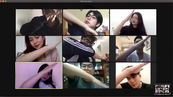 Khi chuyển sang học online, để buổi học trực tuyến trở nên thú vị hơn, tụi học trò còn thi nhau check-in với loạt biểu cảm cute rồi đăng tải lên mạng xã hội.