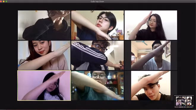Khi chuyển sang học online, để buổi học trực tuyến trở nên thú vị hơn, tụi học trò còn thi nhau check-in với loạt biểu cảm cute rồi đăng tải lên mạng xã hội.