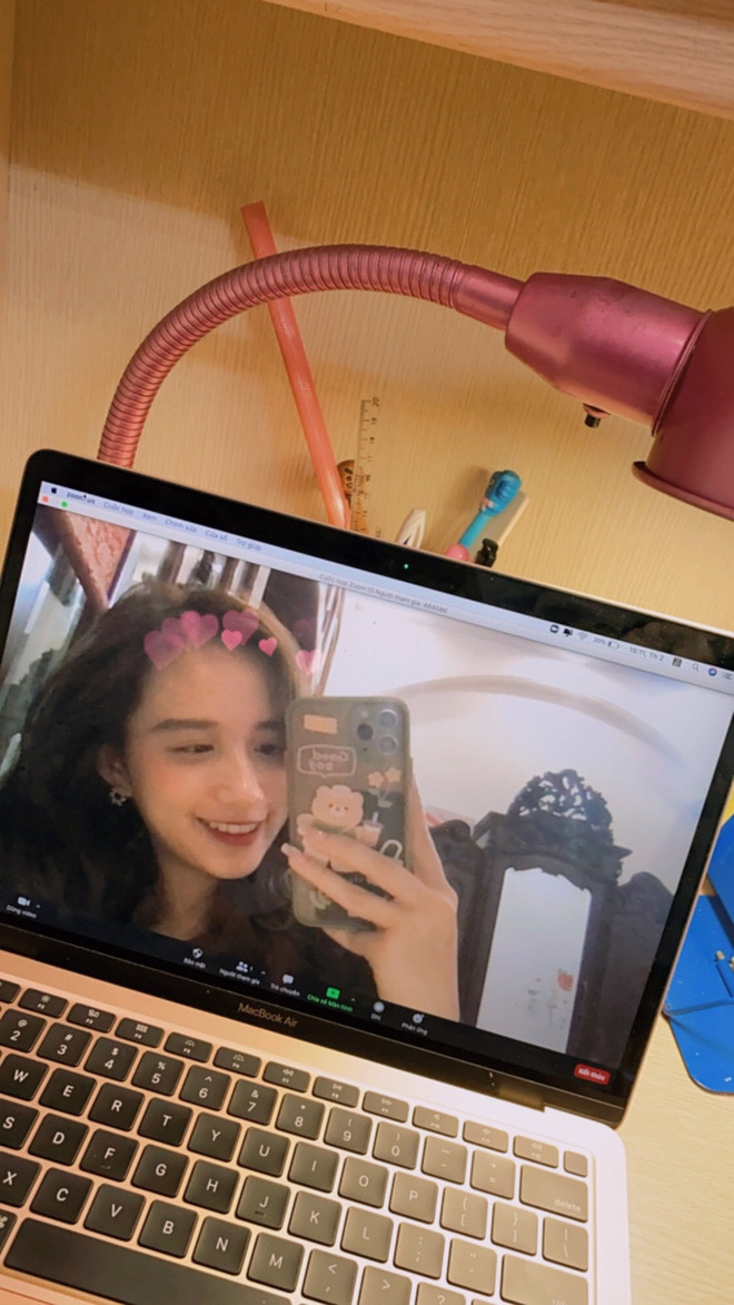 Sau khi những bức ảnh muôn kiểu học online được đăng tải, nhiều team học trò còn hưởng ứng và rục rịch kêu gọi bạn bè mình bắt chước, tạo ra một tấm ảnh nhóm để đời.