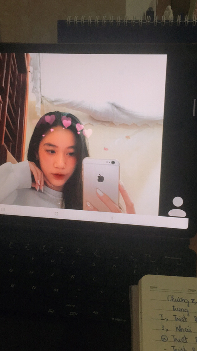 Đương nhiên chẳng thể thiếu sự góp mặt của dàn trai xinh gái đẹp các trường Đại học, dù ở nhà học online, người mặt mộc, người makeup sương sương nhưng họ vẫn khuấy đảo mạng xã hội bởi nhan sắc đời thường đẹp không góc chết.