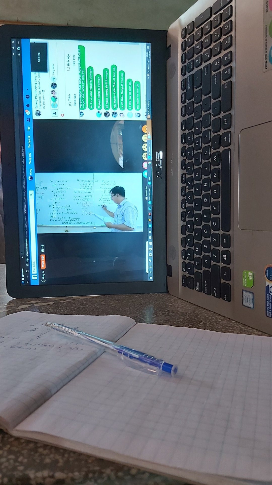 Thay vì đặt máy tính ngang như bình thường thì các bạn học sinh lại quay dọc màn hình.