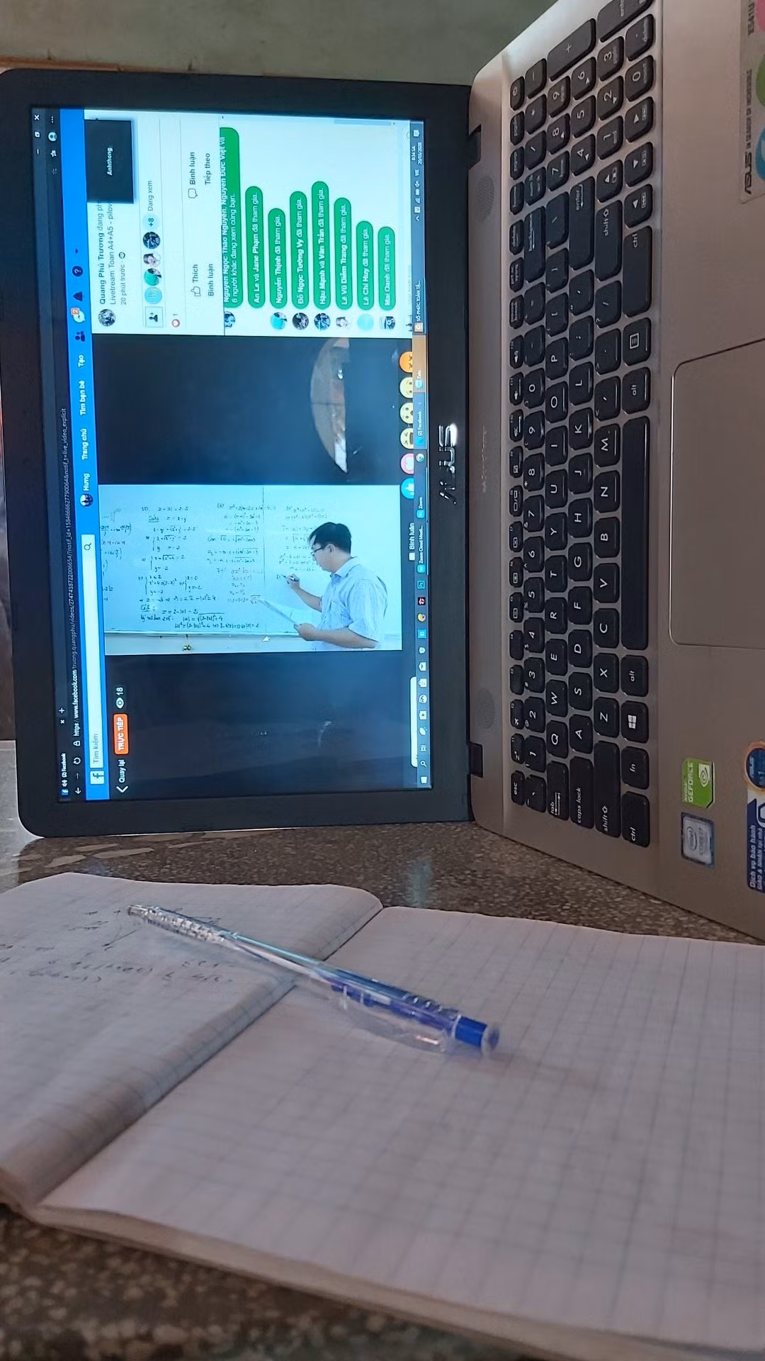 Thay vì đặt máy tính ngang như bình thường thì các bạn học sinh lại quay dọc màn hình.