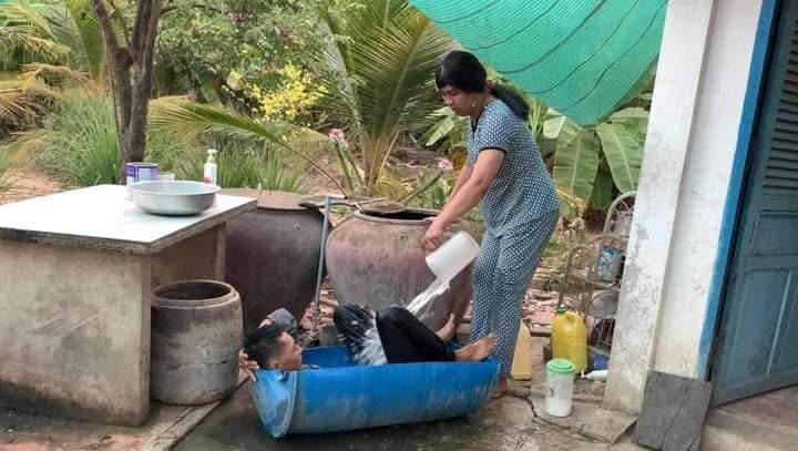 Sau khi về tới nhà để chồng tỉnh rượu, người vợ đã cho anh ta nằm vào chiếc thùng phi sau đó đổ nước lạnh vào.