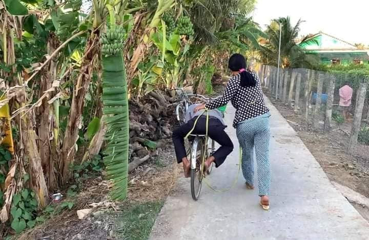 Điển hình như mới đây, loạt ảnh về “cặp đôi” miền Tây làm dân mạng vừa buồn cười vừa thương khi anh chồng say rượu nằm bệt trên vệ cỏ, còn “nóc nhà” vác xe đạp đi tìm.