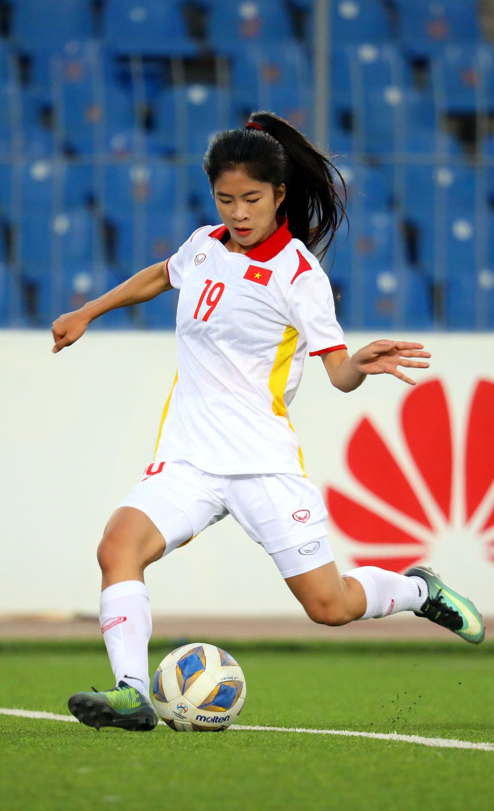 FIFA dành lời khen: "Những bước chạy của cô ấy khiến hàng thủ đối phương gặp khó khăn. Cô ấy sẽ dự World Cup 2023 với một phong độ cao nhờ việc ghi bàn trong trận chung kết SEA Games 32. Cú lốp bóng đẹp mắt của cầu thủ này đã ấn định chiến thắng 2-0 của tuyển nữ Việt Nam trước Myanmar".