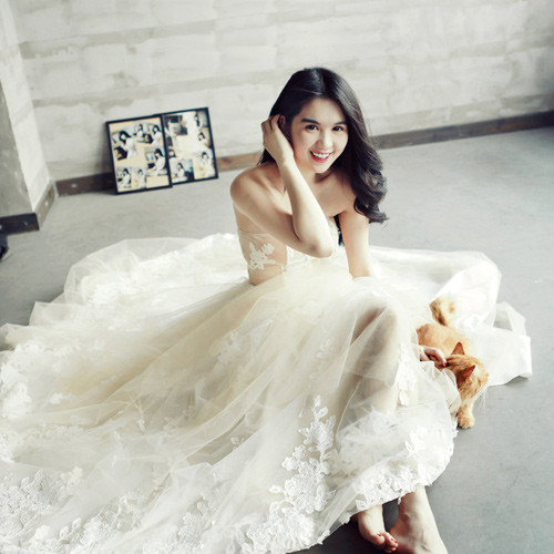 Tuy nhiên, nhiều người lại cho rằng với những bộ ảnh trên của Ngọc Trinh nếu vòng 1 "quá đà" sẽ khiến chất lượng ảnh bị thô, kém duyên và không đạt được hiệu quả như mong muốn.