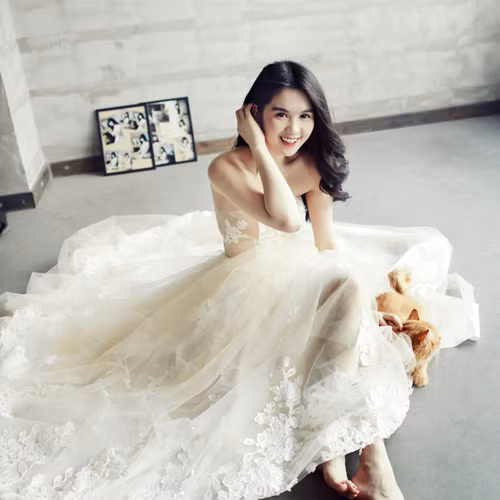 Tuy nhiên, nhiều người lại cho rằng với những bộ ảnh trên của Ngọc Trinh nếu vòng 1 "quá đà" sẽ khiến chất lượng ảnh bị thô, kém duyên và không đạt được hiệu quả như mong muốn.