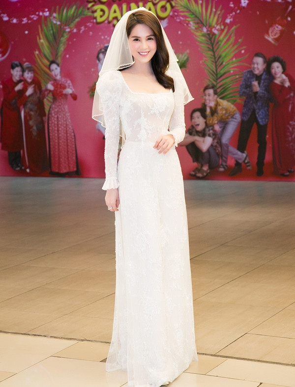 Có những hình ảnh Ngọc Trinh chia sẻ trên story Instagram, chính cô lại tự để lộ vòng 1 không đầy đặn như những gì "quảng cáo".