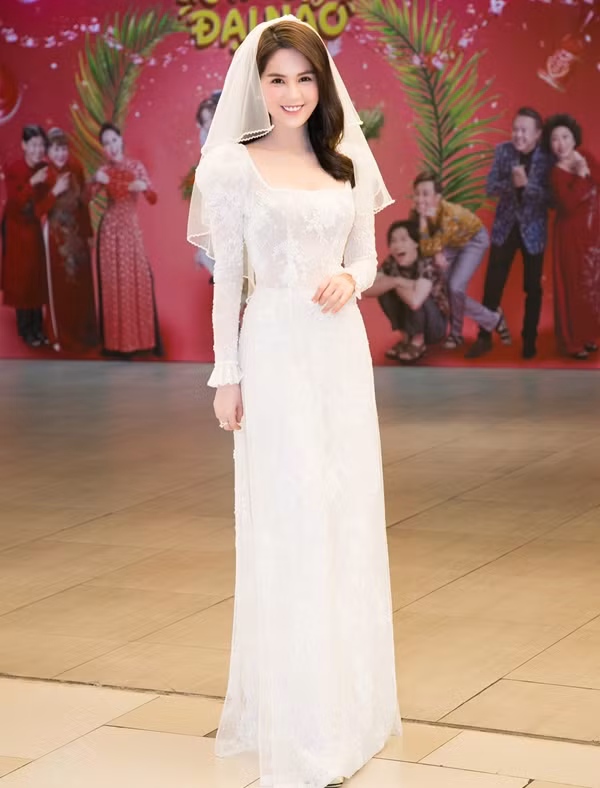 Có những hình ảnh Ngọc Trinh chia sẻ trên story Instagram, chính cô lại tự để lộ vòng 1 không đầy đặn như những gì "quảng cáo".