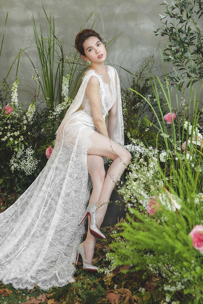 Ngọc Trinh khá nhiều lần còn bị soi vóc dáng gầy gò mất đi phong độ gợi cảm.