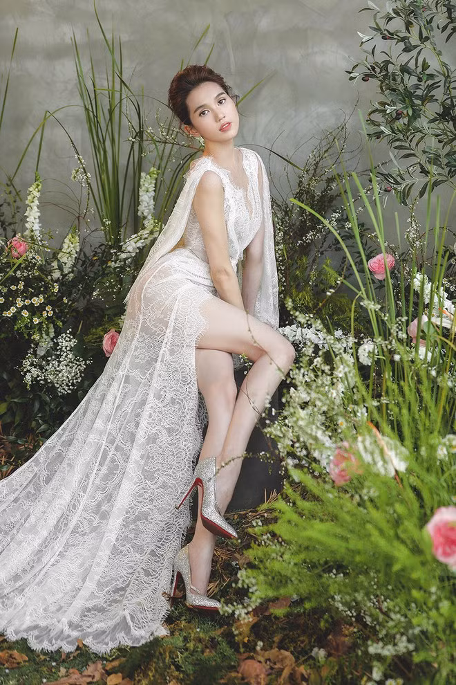 Ngọc Trinh khá nhiều lần còn bị soi vóc dáng gầy gò mất đi phong độ gợi cảm.