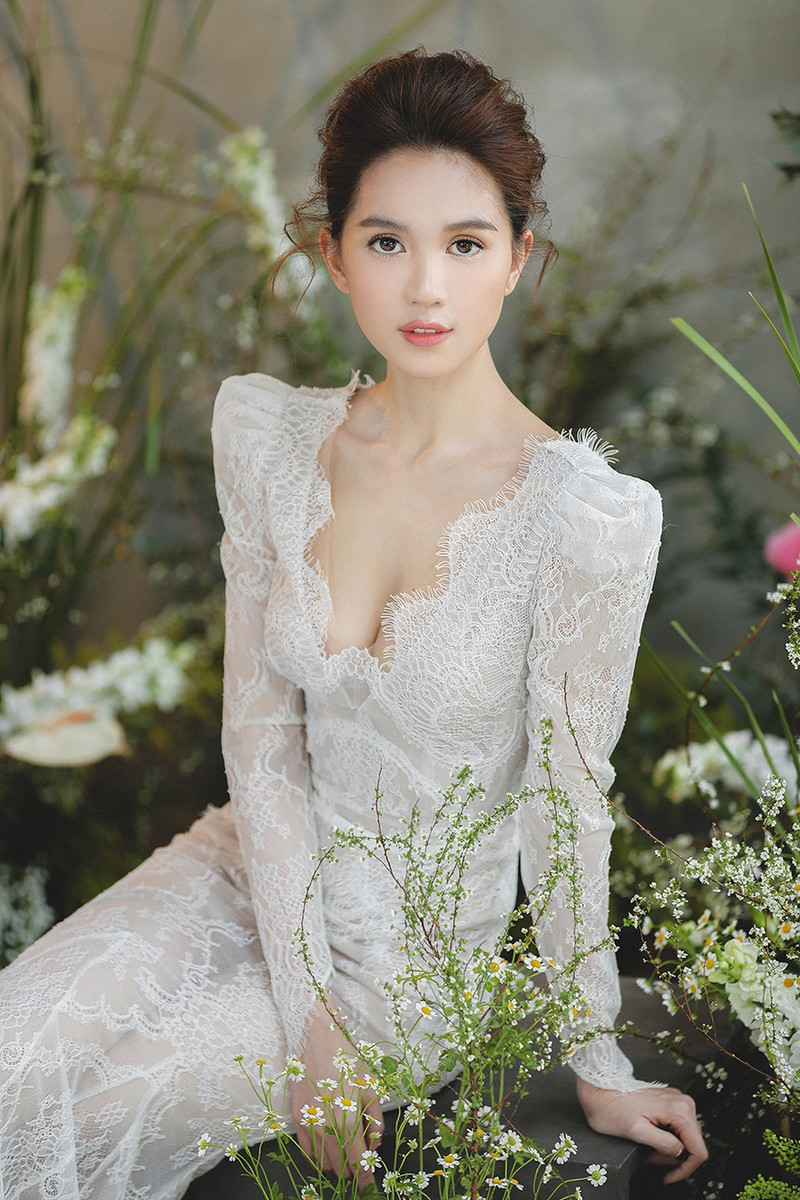 Bên cạnh bức ảnh khoe váy cưới của mình, Ngọc Trinh có viết: "Về già coi lại thôi cũng đủ thấy sướng".