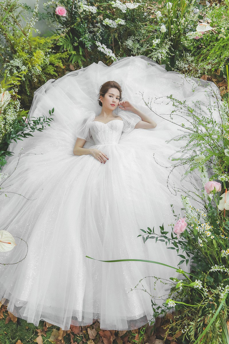 Tuy nhiên một bộ phận dân mạng lại tranh cãi về vấn đề muôn thuở, đó chính là vòng 1 của Ngọc Trinh "hơi lép".