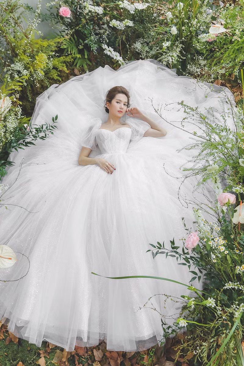 Tuy nhiên một bộ phận dân mạng lại tranh cãi về vấn đề muôn thuở, đó chính là vòng 1 của Ngọc Trinh "hơi lép".