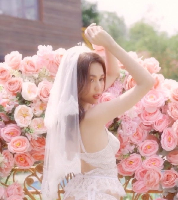 Đặc biệt, Ngọc Trinh khiến nhiều người khen ngợi khi cài thêm khăn voan cưới trắng toát để kết hợp cùng bộ đồ mang có thiết kế khá cầu kỳ nhưng không kém phần thoát tục.