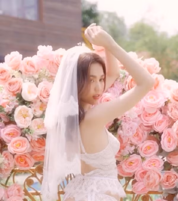 Đặc biệt, Ngọc Trinh khiến nhiều người khen ngợi khi cài thêm khăn voan cưới trắng toát để kết hợp cùng bộ đồ mang có thiết kế khá cầu kỳ nhưng không kém phần thoát tục.