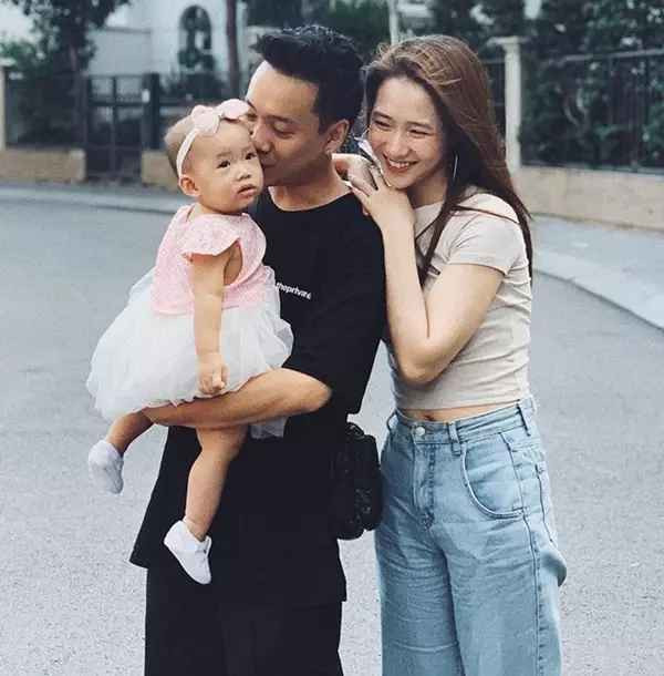 “Trâm Anh đẹp xỉu”, “Sao tui thấy Trâm Anh với Salim hao hao giống nhau vậy”, “Chị Trâm Anh bị thời gian bỏ quên á. Cứ xinh và trẻ mãi”, “Trâm Anh đơn giản mà nhìn hút mắt ghê”, “Ôi lúc đầu xem tưởng JustaTee và em gái của anh ấy”, “Trâm Anh xinh kiểu nhẹ nhàng đơn giản ấy. Không cần cầu kỳ vẫn đẹp”, “Vẫn như hồi cấp 3 luôn”,... là một số ý kiến từ cư dân mạng.