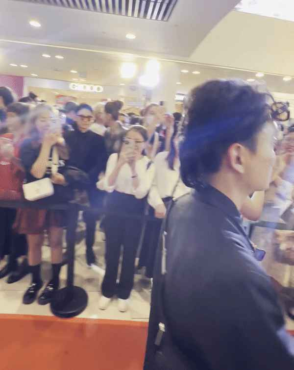 Tại đây, cô chọn trang phục khá đơn giản với váy jeans, áo thun và boots nhưng lại chiếm trọn spotlight vì vẻ ngoài trẻ trung. Cựu hot girl cũng trang điểm rất đơn giản, càng tôn lên vẻ ngoài nổi bật.