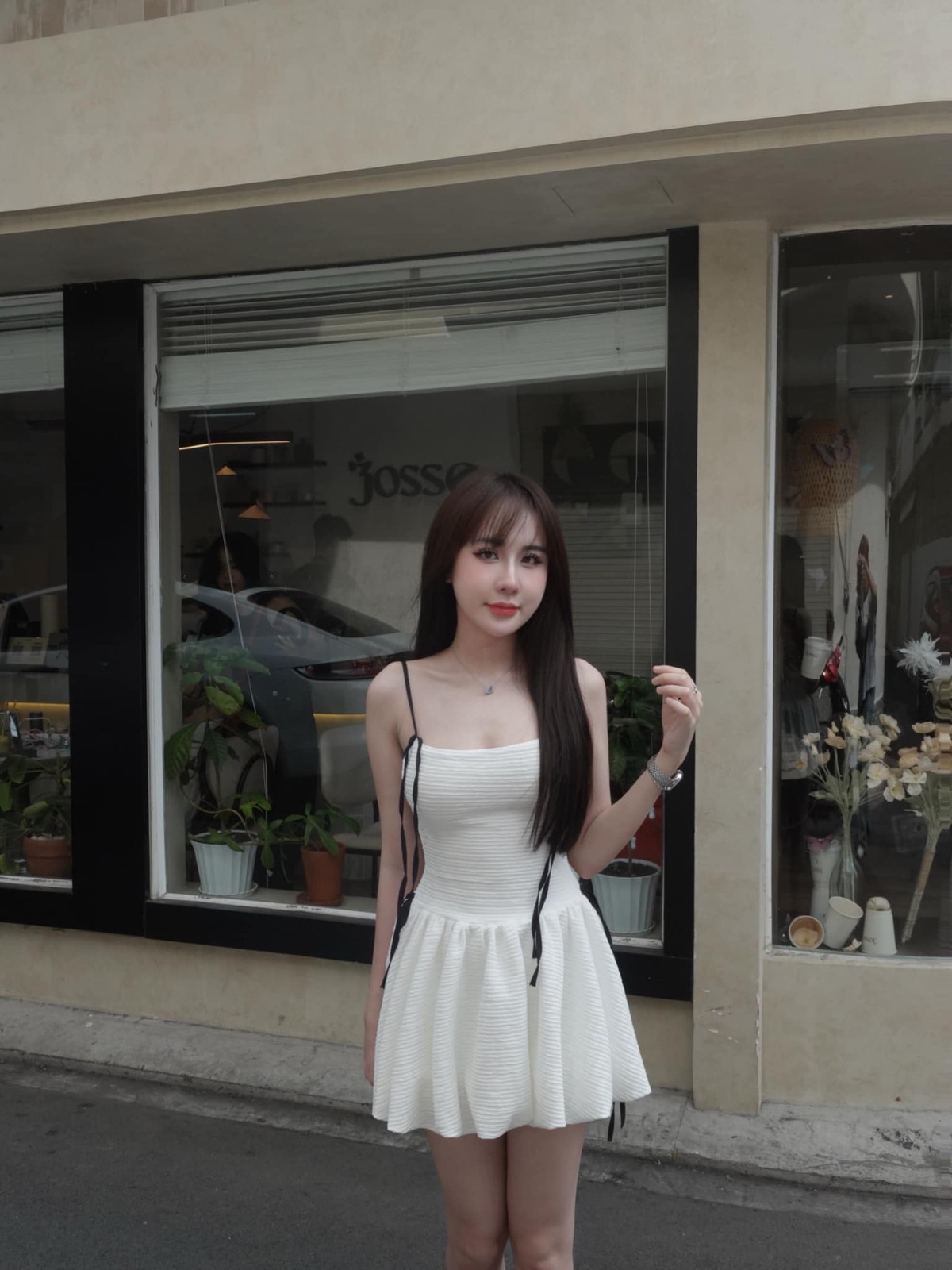 Những bức ảnh này của Tuyết Anh không chỉ khoe trọn hình thể nuột nà mà còn toát lên cá tính mạnh mẽ và sự tự tin của cô nàng trong việc thể hiện bản thân. Điều này càng làm tăng thêm sức hút và tạo nên một cuộc đua nhan sắc sôi nổi giữa cô và các đối thủ khác trong hội gái xinh làng bi-a.