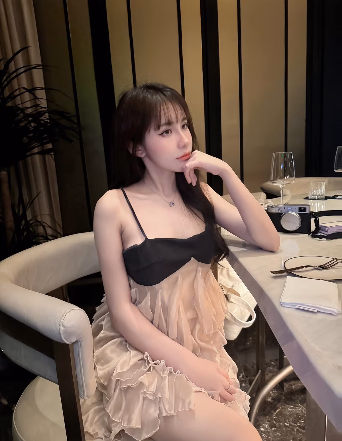 Sự tự tin và phong cách "thả thính" mượt mà của nàng hot girl Gen Z càng làm cho bao fan nam phải "xin luỵ" trước sức hút khó cưỡng.