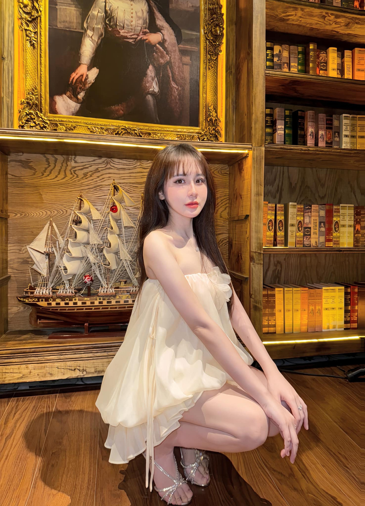 Tuyết Anh luôn diện trang phục tôn lên những đường cong của cơ thể và sử dụng những caption đầy ẩn ý, khiến cho không ít người phải thốt lên ngưỡng mộ và "thả tim" không ngớt.