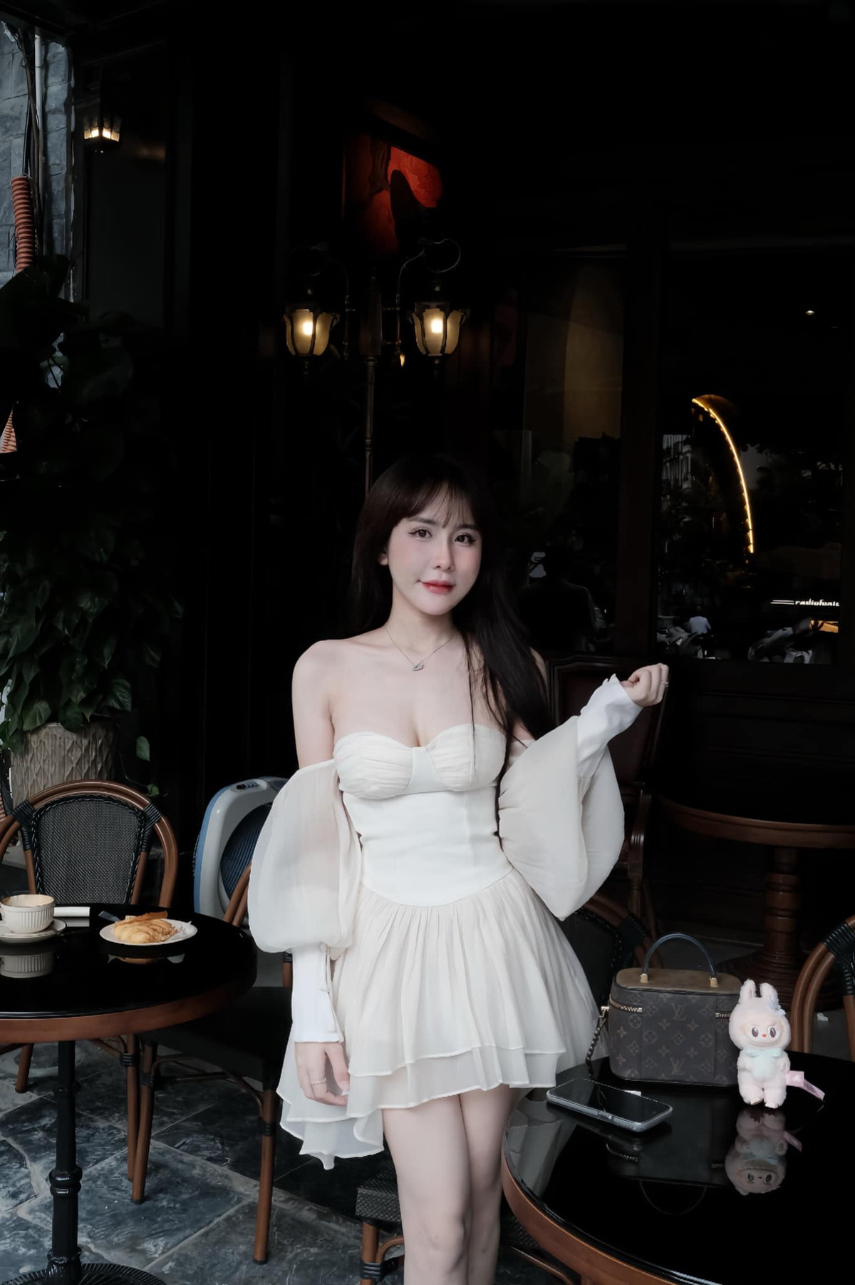 Trên trang cá nhân, Tuyết Anh thu hút sự chú ý lớn từ cộng đồng mạng khi chia sẻ loạt hình ảnh khoe trọn vẹn vóc dáng quyến rũ của mình.
