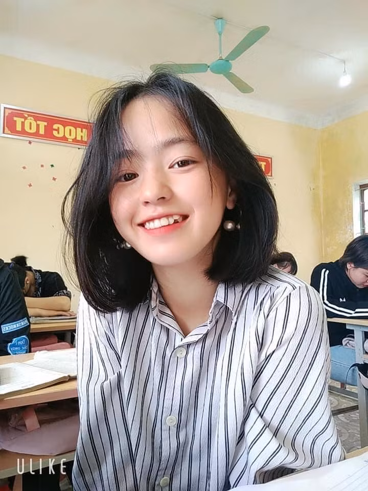 Nhiều người dành lời khen ngợi cho Vàng Thị Sinh, vừa xinh đẹp lại vừa chăm kiếm tiền phụ giúp gia đình.