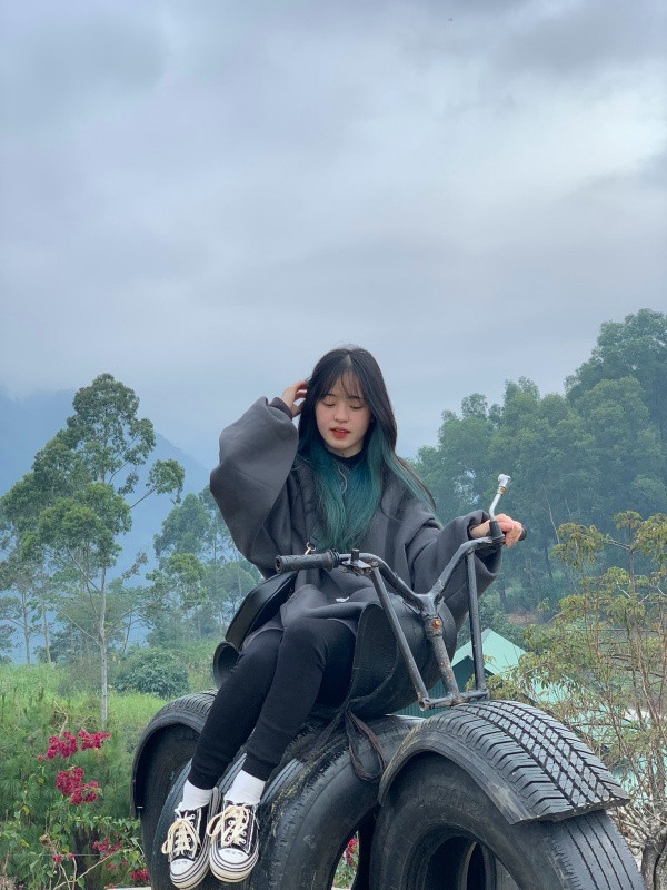 Bên cạnh đó, cô bé bán lê ngày nào còn từng thử nhuộm những màu tóc rất nổi. Ngoại hình Vàng Thị Sinh cũng thay đổi theo phong cách trẻ trung, hiện đại hơn.