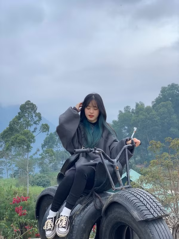 Bên cạnh đó, cô bé bán lê ngày nào còn từng thử nhuộm những màu tóc rất nổi. Ngoại hình Vàng Thị Sinh cũng thay đổi theo phong cách trẻ trung, hiện đại hơn.