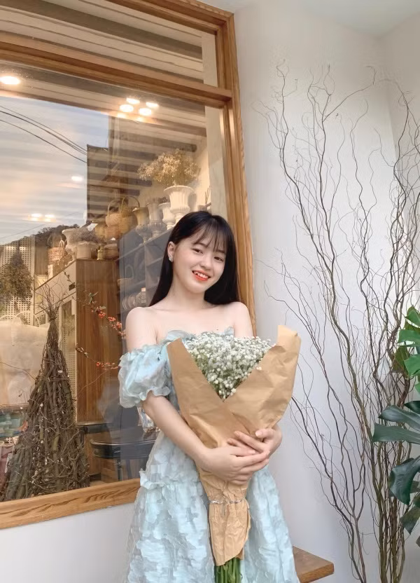 Phong cách thời trang của Vàng Thị Sinh cũng khác với trước kia. Thay vì mặc áo đồng phục hay đồ kín đáo như trước cô bé thử nhiều trang phục bánh bèo, gợi cảm để lộ xương quai xanh.