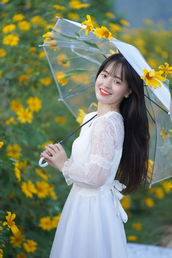 Khác với cô bé bán lê Hà Giang gây ấn tượng với gương mặt trong sáng, tự nhiên năm nào, Vàng Thị Sinh nay lại mang đến một nét đẹp trưởng thành, quyến rũ hơn. Có thể thấy, càng lớn thì nhan sắc của cô bé càng thăng hạng theo thời gian.