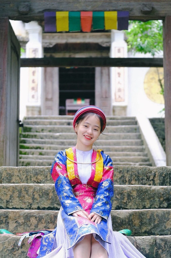 Vàng Thị Sinh hiện đã có công việc riêng. Cô bạn xuất hiện trong vai trò "mới toanh" - là một hướng dẫn viên du lịch tại quê nhà.