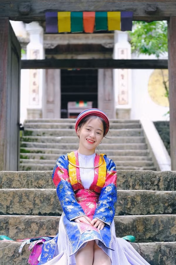 Vàng Thị Sinh hiện đã có công việc riêng. Cô bạn xuất hiện trong vai trò "mới toanh" - là một hướng dẫn viên du lịch tại quê nhà.