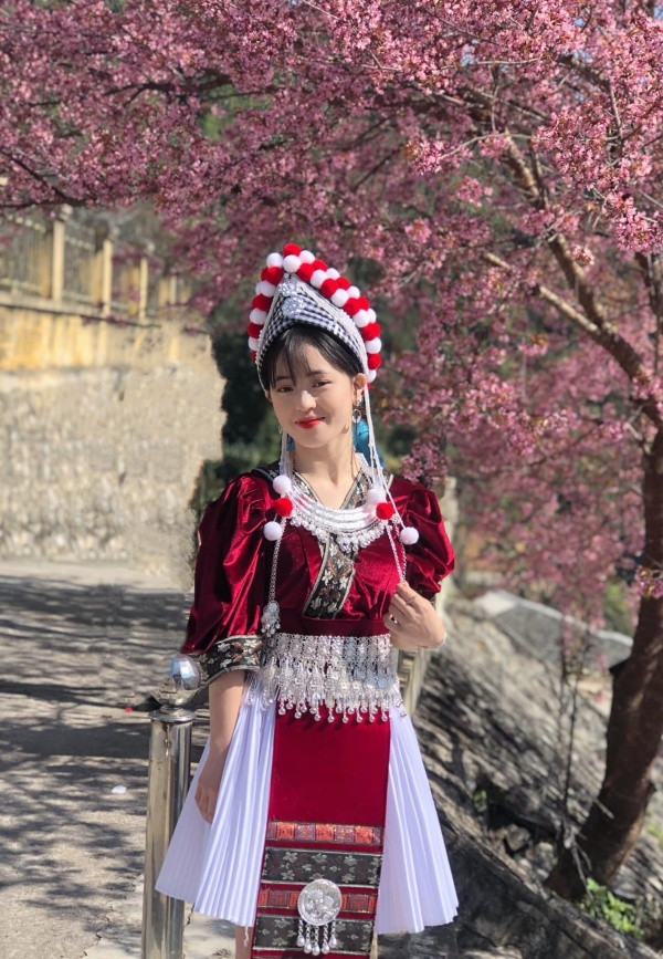 Ngoài ra, Sinh cũng nhận không ít lời mời quảng cáo cho các nhãn hàng, mời đóng một vài phim sitcom ngắn... Việc này giúp cô có thêm nguồn thu nhập phụ giúp cho gia đình.