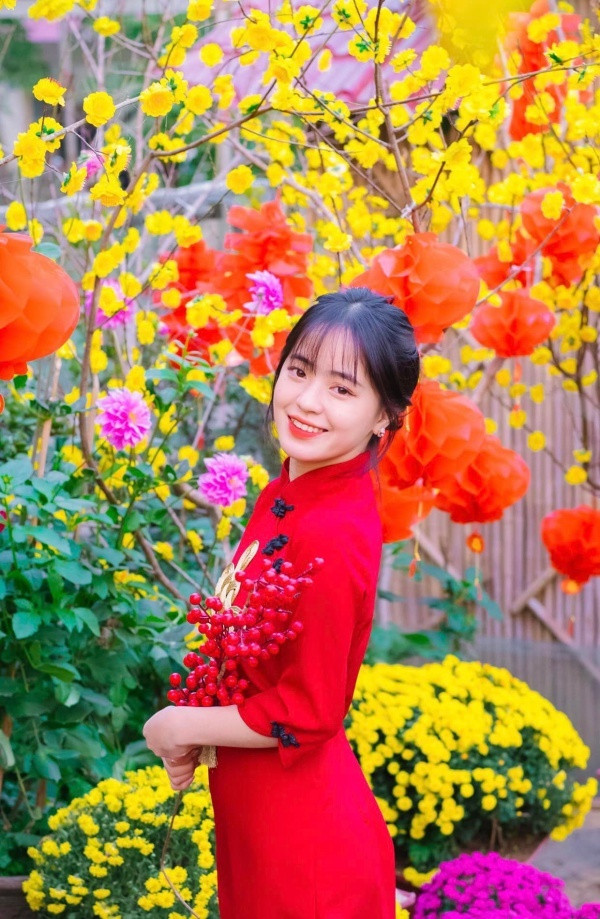 Hiện tại, Vàng Thị Sinh năm nay đã 19 tuổi. Trang cá nhân của cô nàng liên tục cập nhật ảnh mới và nhận "bão like".