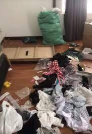 Nhìn những hình ảnh đính kèm thì có thể thấy, lời chủ post không hề là nói ngoa. Trong căn phòng diện tích không lớn là đồ đạc được bày biện la liệt cùng đống rác lẫn với đồ ăn chưa hề được dọn.