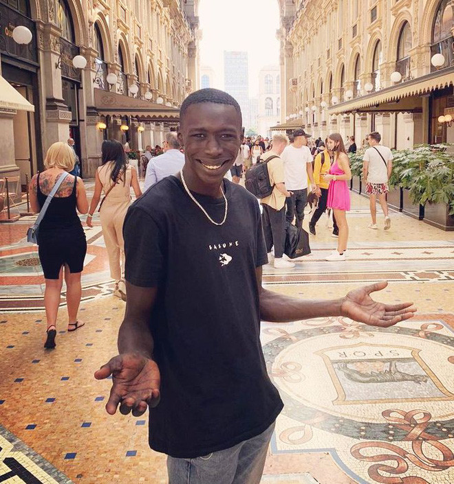 Khaby trở nên nổi tiếng bằng nhờ những video biểu cảm thú vị mà chẳng cần nói lời nào. Công cụ quay clip kênh TikTok cũng chỉ đơn giản một chiếc điện thoại thông minh khá cũ.