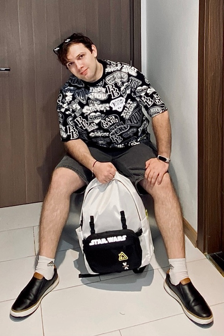 Peter Dgplv (28 tuổi) được biết tới với cái tên trên mạng là "Anh Nga Ngố". Peter là một TikToker người Nga, sáng tạo nội dung xoay quanh cuộc sống của anh tại Việt Nam.