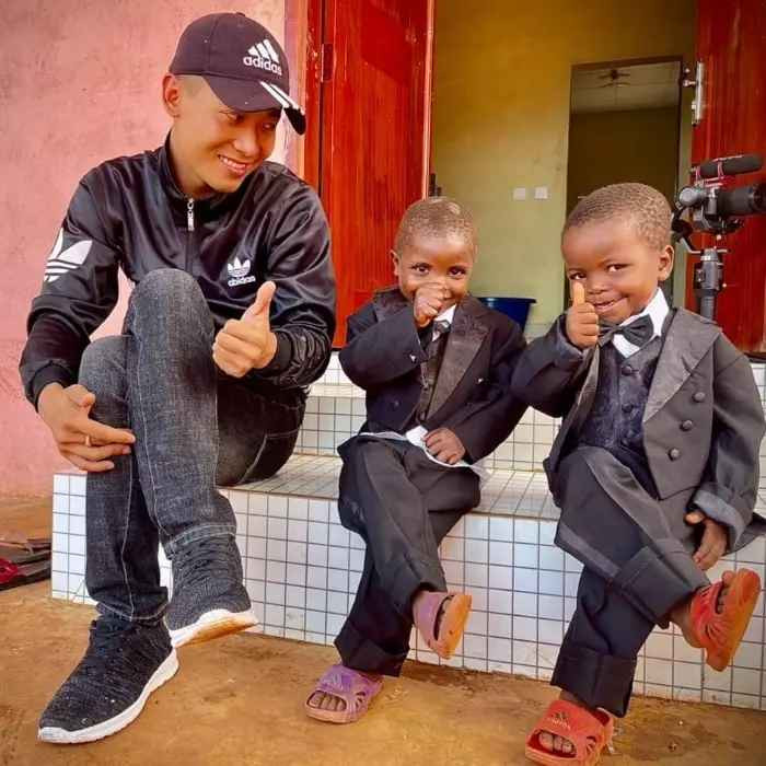 Quang Linh và team châu Phi tích cực quảng bá các sản phẩm từ áo thun, đồ ăn nhanh... và được số đông người hâm mộ ủng hộ.