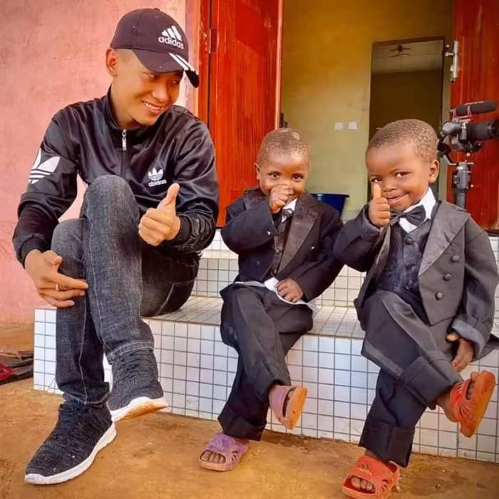 Quang Linh và team châu Phi tích cực quảng bá các sản phẩm từ áo thun, đồ ăn nhanh... và được số đông người hâm mộ ủng hộ.