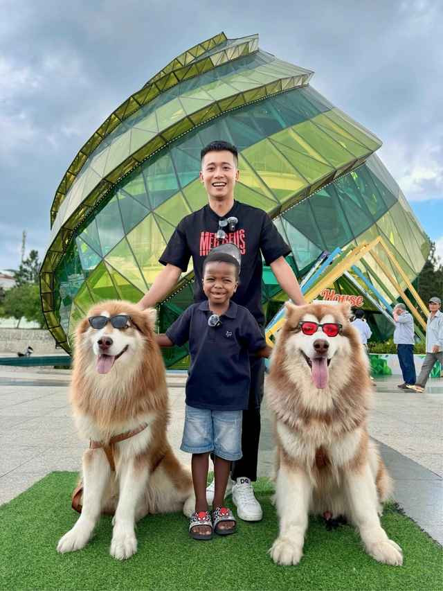 Trước thịnh tình của đối phương, Quang Linh nhanh chóng nói lời từ chối.