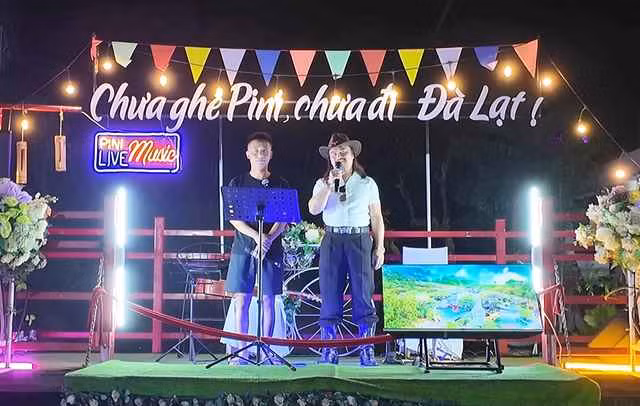 Mới đây, trong chuyến du lịch ghé thăm Đà Lạt, Quang Linh bất ngờ gặp gỡ một mạnh thường quân. Anh là chủ một khu du lịch có tiếng trên Đà Lạt, tự nhận mình là một "fan cứng" của Quang Linh Vlogs.