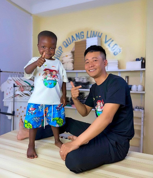 Từ trước tới nay, chàng hot Youtuber luôn tắt chức năng ủng hộ tiền và từ chối nhận quà trên mạng xã hội. Thay vào đó, Quang Linh kiếm tiền từ việc livestream bán hàng online.